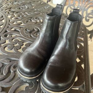 Birkenstock Black Chelsea Boots Sleek Leather Design